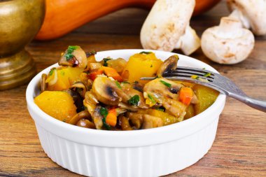 Fırında kabak mantar ve sebze. Vejetaryen yiyecekler