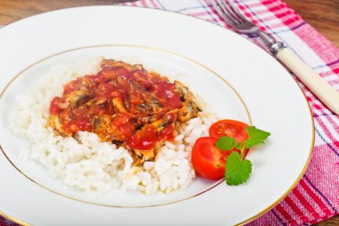 Konserve balık domates soslu pilav