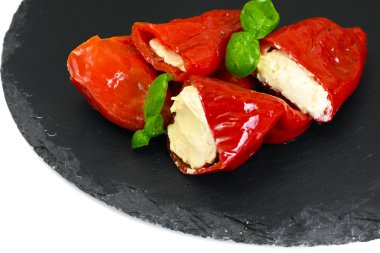 Keçi peyniri ile doldurulmuş biber