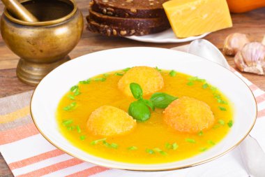 Fesleğen, yeşil soğan, peynir topları ile kabak çorbası