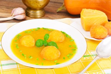 Fesleğen, yeşil soğan, peynir topları ile kabak çorbası