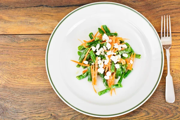 Салат из зеленой фасоли, моркови, йогурта и творога — стоковое фото