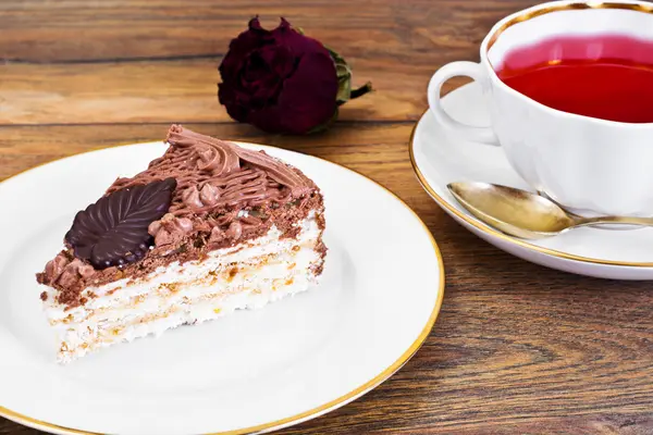 Безе торт с орехами, взбитыми сливками и шоколадом — стоковое фото