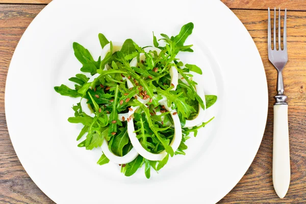 Rucola salade met inktvis, lijnzaad, olijven en kerstomaatjes — Stockfoto
