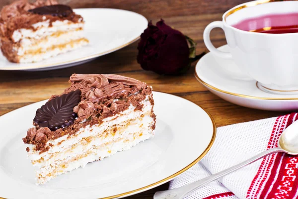 Bezes kek Fındıklı, çırpılmış krema ve çikolata — Stok fotoğraf