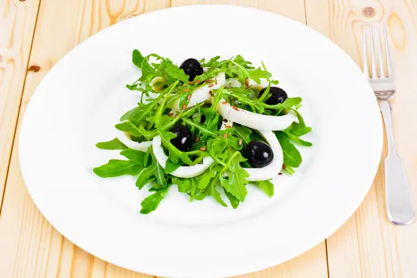 Rucola salade met inktvis, lijnzaad, olijven en kerstomaatjes — Stockfoto