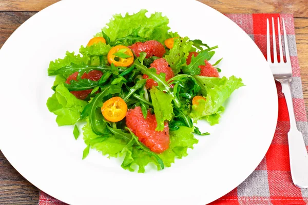 Jugosa ensalada verde fresca de lechuga, rúcula, gapefruit y Kumqu —  Fotos de Stock