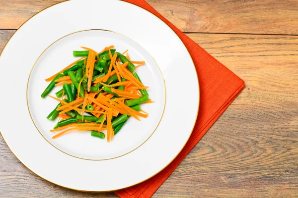Feijões verdes com salada de cenoura — Fotografia de Stock