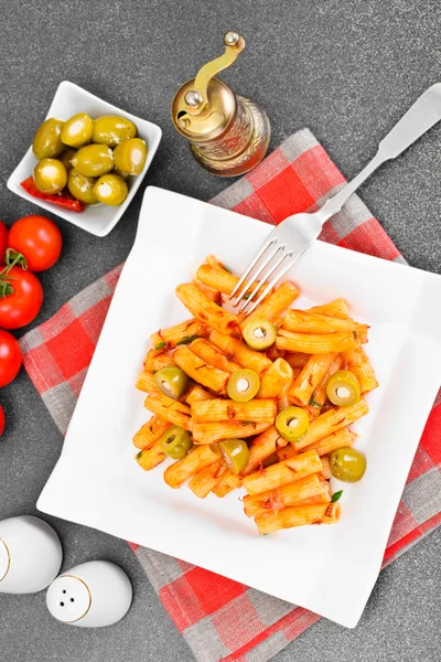 Тортелліні з кетчупом і зелені оливки — стокове фото