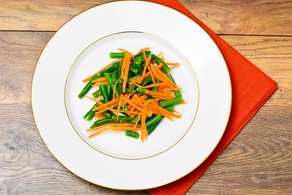 Зеленая фасоль с морковным салатом — стоковое фото
