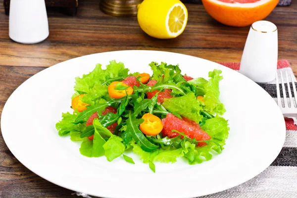 Succosa insalata verde fresca di lattuga, rucola, pompelmo e kumqu — Foto Stock