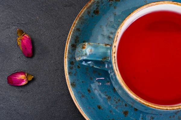 Taza de té sobre fondo oscuro —  Fotos de Stock