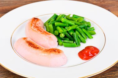 Sosis ızgara ile yeşil fasulye