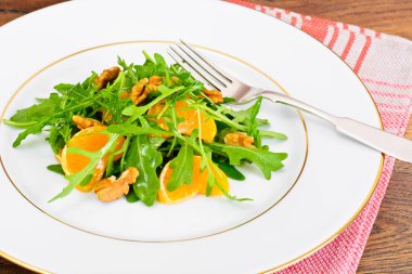 Roka, mandalina ve ceviz ile salata