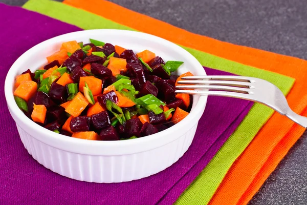 Салат из свеклы и моркови с зеленым луком — стоковое фото