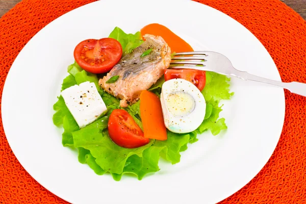 Salmão, alface, tomate e pimenta doce com ovo — Fotografia de Stock