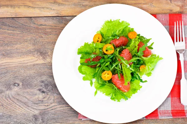Jugosa ensalada verde fresca de lechuga, rúcula, gapefruit y Kumqu —  Fotos de Stock