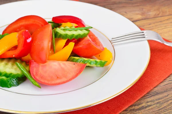 Gezond en dieet voedsel: sla, tomaat, peper, zaden, olie, zout — Stockfoto