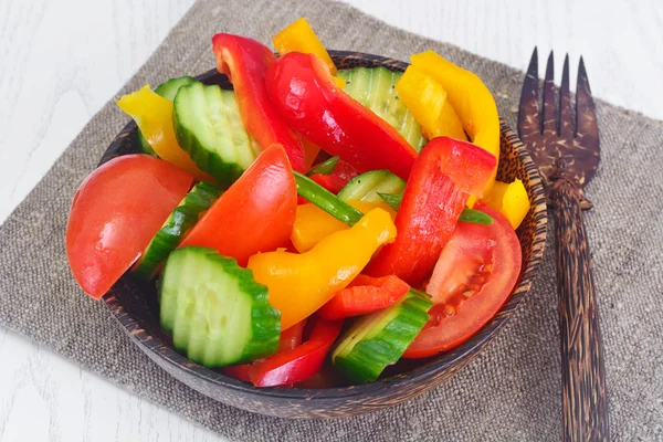 Здоровое и диетическое питание: салат, помидор, перец, семена, масло, соль — стоковое фото