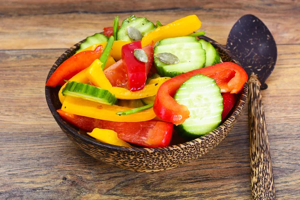 Здоровое и диетическое питание: салат, помидор, перец, семена, масло, соль — стоковое фото