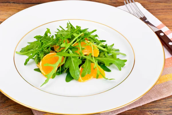 Salade met rucola, mandarijnen en walnoten — Stockfoto