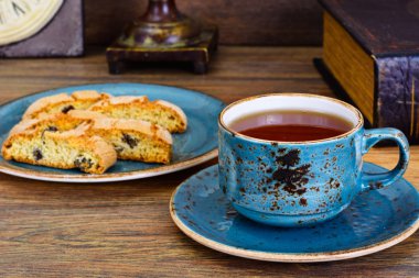 Kantuchchi badem ve kuru üzüm, bisküvi ile