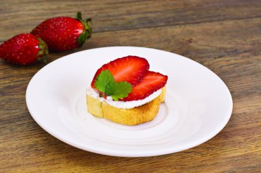 Bruschetta keçi peyniri ve çilek, nane ile