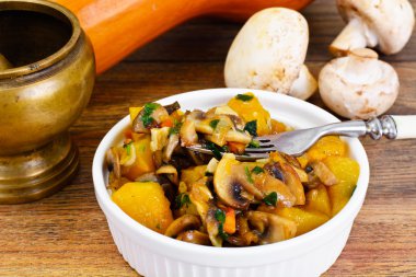 Fırında kabak mantar ve sebze. Vejetaryen yiyecekler