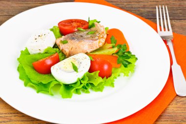 Somon, marul, domates ve yumurta ile tatlı biber