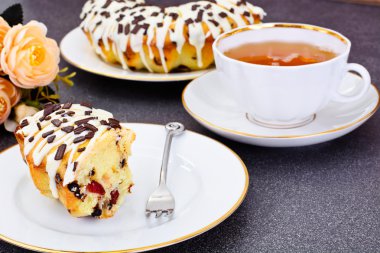 Lor pastası beyaz krema ve çikolata ile