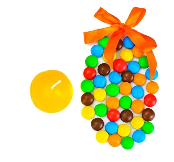 Dulces bombones caramelo en forma de huevo de Pascua sobre fondo blanco — Foto de Stock