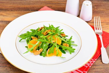 Roka, mandalina ve ceviz ile salata