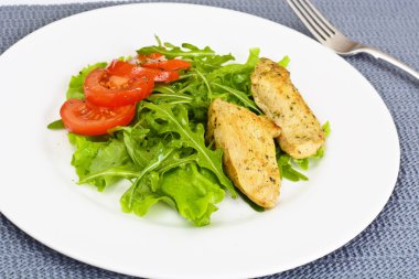 Ekmekli tavuk fileto otlar ile