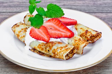 Çilek lezzetli krep yığını