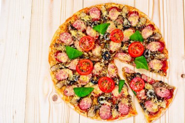 Biberli Pizza sosis, peynir, Mozzarella, zeytin ve Bas