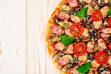 Biberli Pizza sosis, peynir, Mozzarella, zeytin ve Bas
