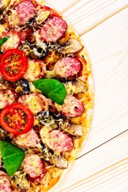 Biberli Pizza sosis, peynir, Mozzarella, zeytin ve Bas