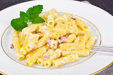 Carbonara soslu makarna. İtalyan mutfağı