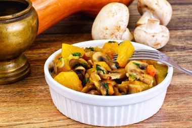 Fırında kabak mantar ve sebze. Vejetaryen yiyecekler