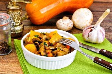 Fırında kabak mantar ve sebze. Vejetaryen yiyecekler