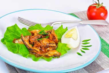 Marul üzerinde yumurta ile konserve balık