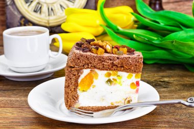 Ev yapımı Pastalar: Lor jöleli pasta plaka üzerinde