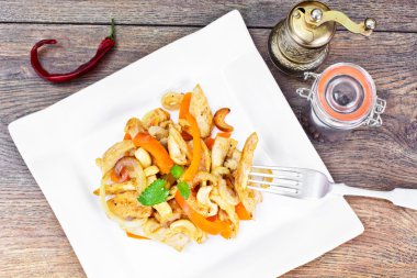 Kaju fıstığı ve tatlı kırmızı biber ızgara tavuk. Asya dilleri, Tay dili