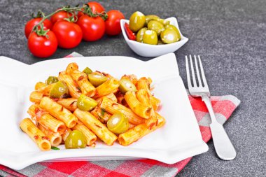 Tortellini, Pasna Penne ketçap ile ve yeşil zeytin