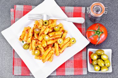 Tortellini, Pasna Penne ketçap ile ve yeşil zeytin