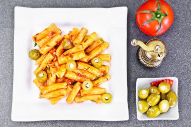 Tortellini, Pasna Penne ketçap ile ve yeşil zeytin