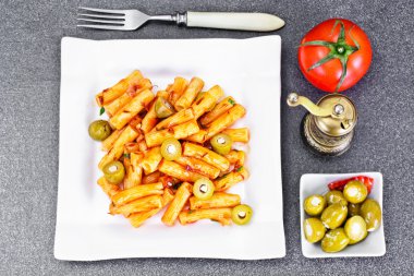 Tortellini, Pasna Penne ketçap ile ve yeşil zeytin