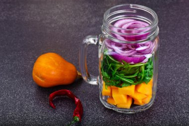 Kabak, roka ve cam kırmızı soğan salatası