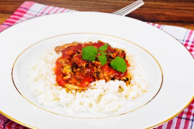 Konserve balık domates soslu pilav