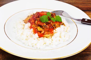 Konserve balık domates soslu pilav